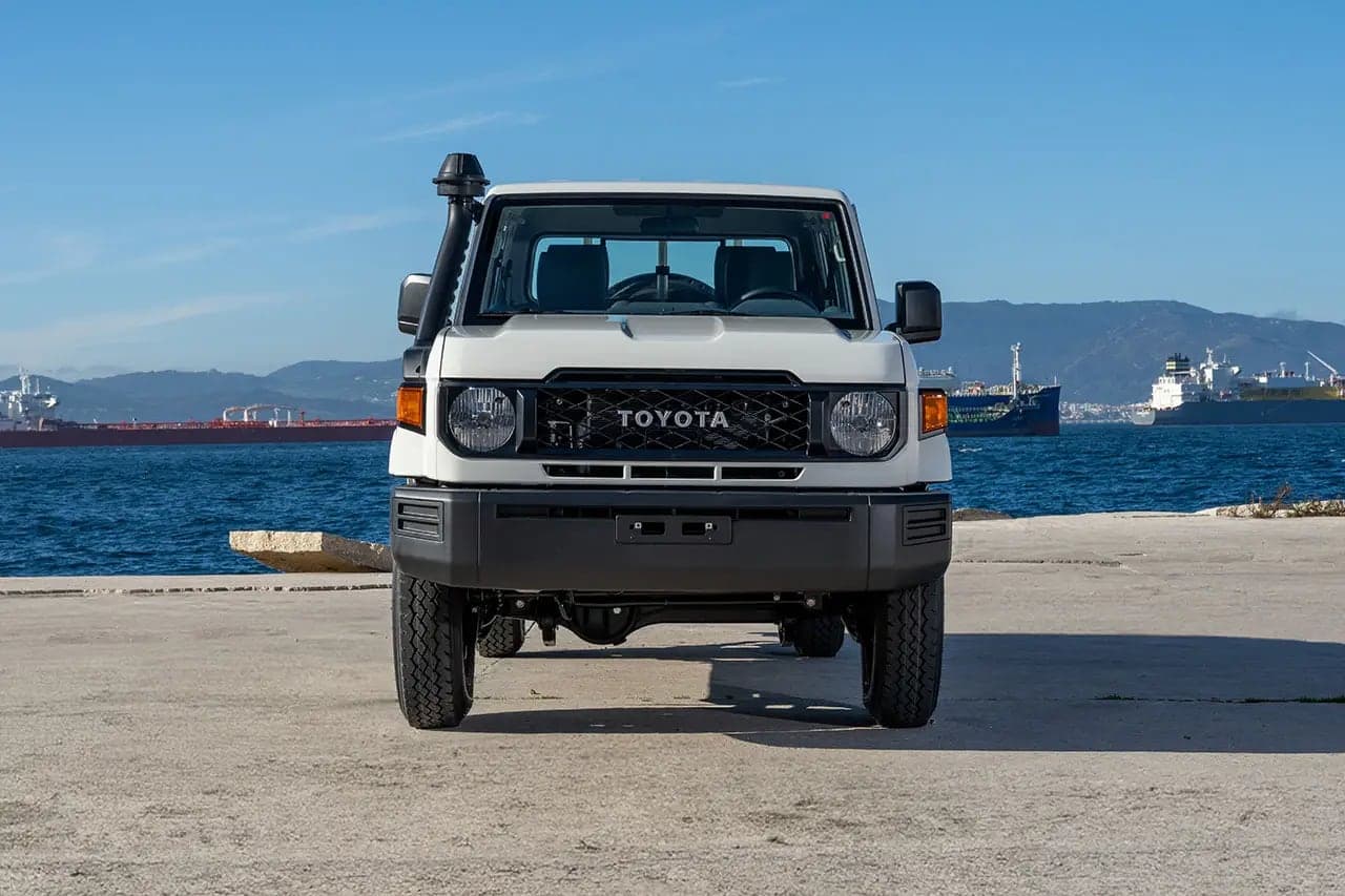 Land Cruiser 79 Double Cab seen head-on, showing the grille and snorkel